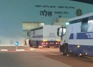  فيديو: نقل 147 سجيناً من سجن هشكماً في عسقلان بسبب الأوضاع المتوترة